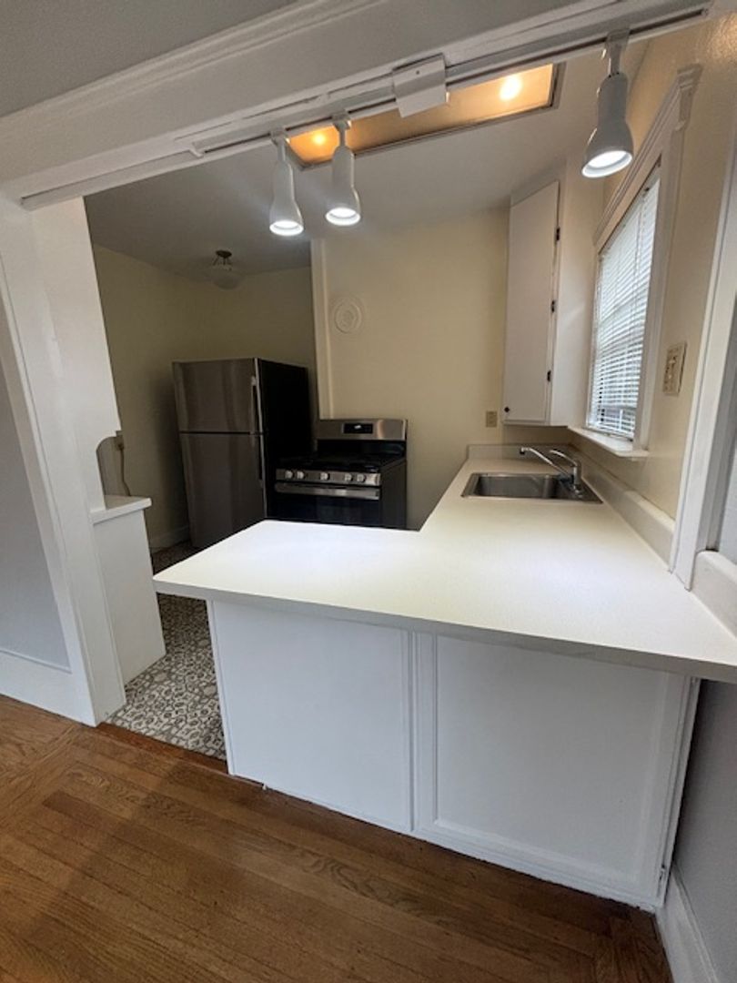 Oakland Apartment: 1305 Everett Avenue