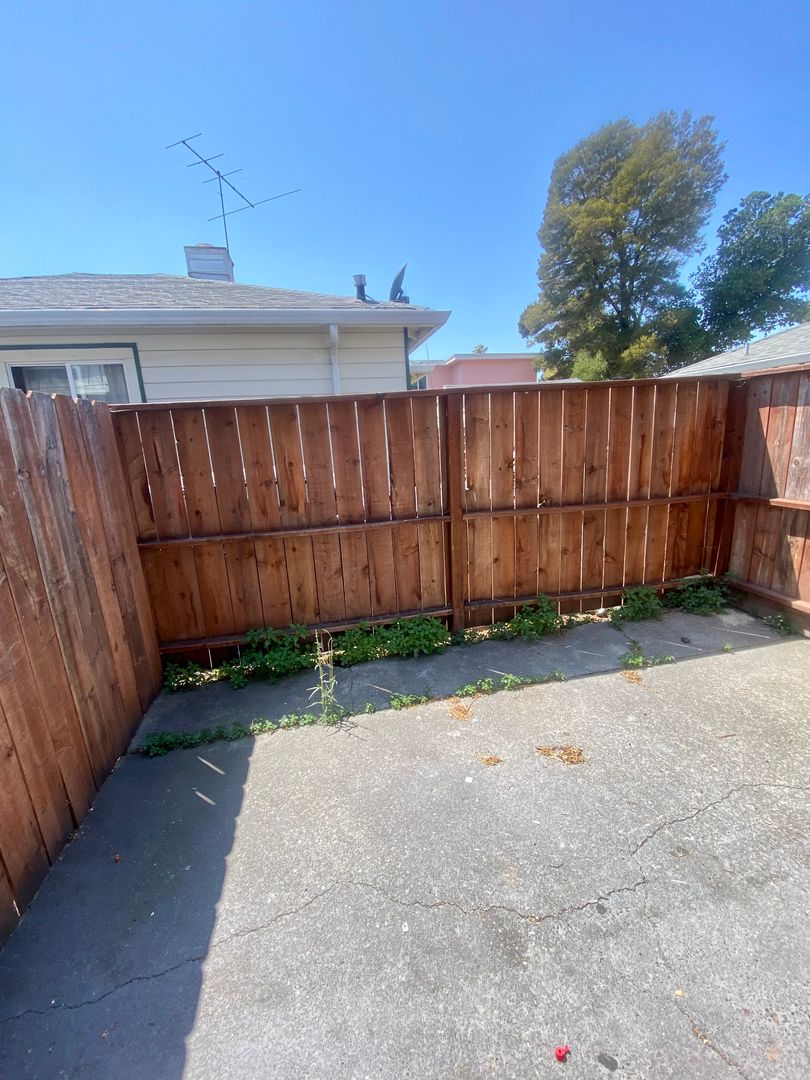 Oakland Apartment: 2657 79th Ave.