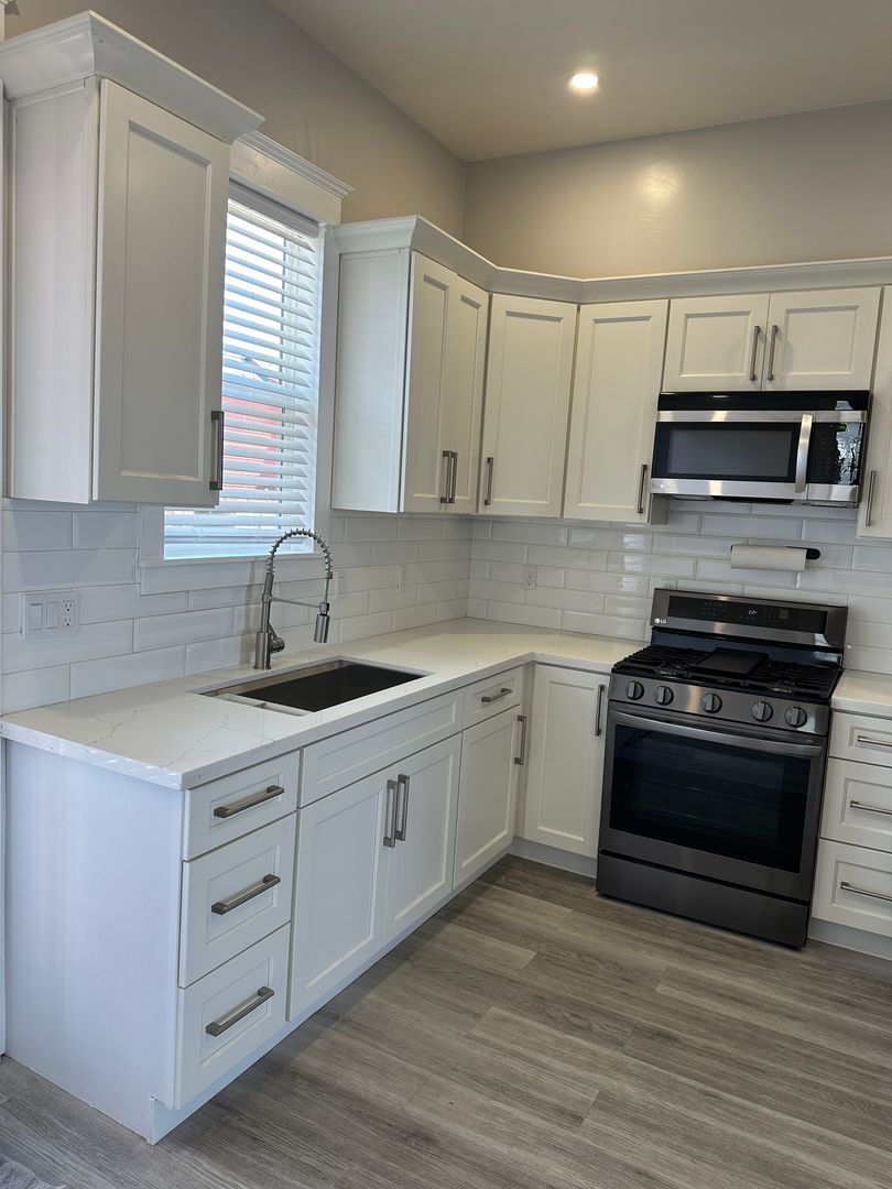 Oakland House: 832 Pine St