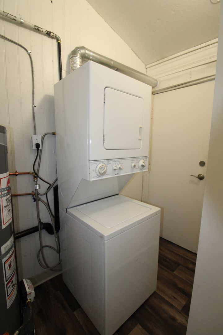 Oakland Apartment: 1504 8th St.