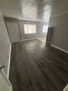 2 bed/1 bad available NOW! – photo 1