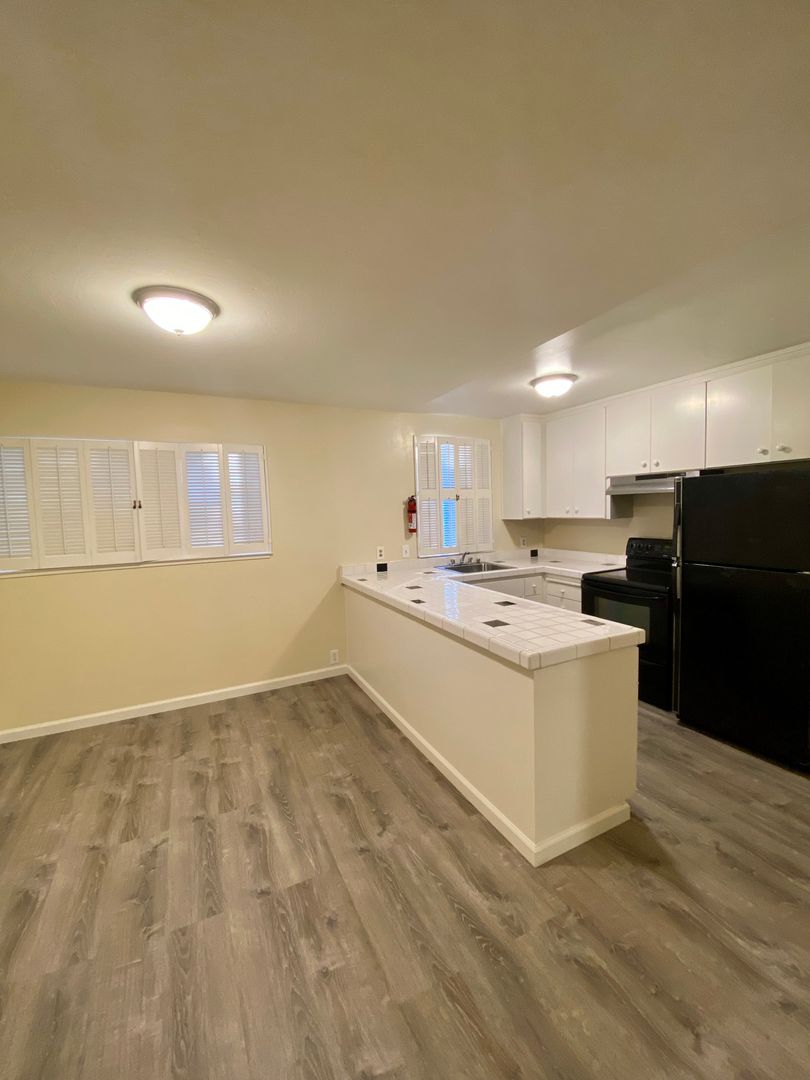 Oakland Apartment: 395 Orange St.