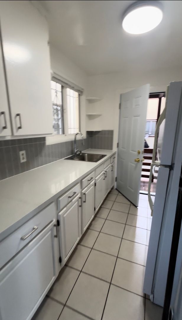 Oakland Apartment: 1967 Seminary Ave.