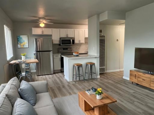 Updated Upstairs 1BR with In-Unit Laundry in Walkable North Oak Park. Two Weeks Free!!! – photo 1