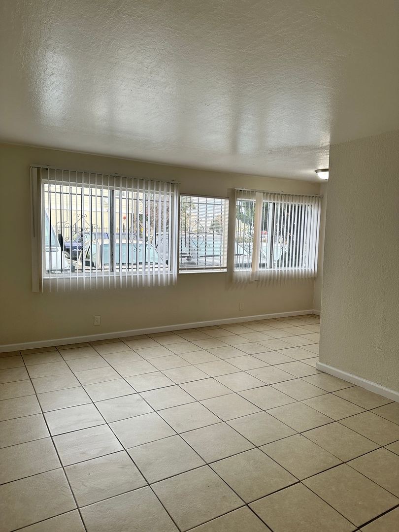 Oakland Apartment: 7615 Bancroft Ave.