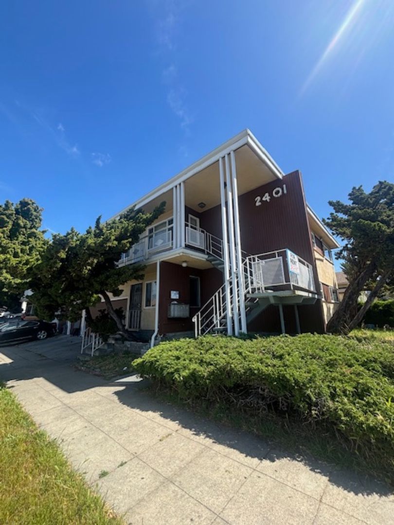 Oakland House: 2401 Bartlett st