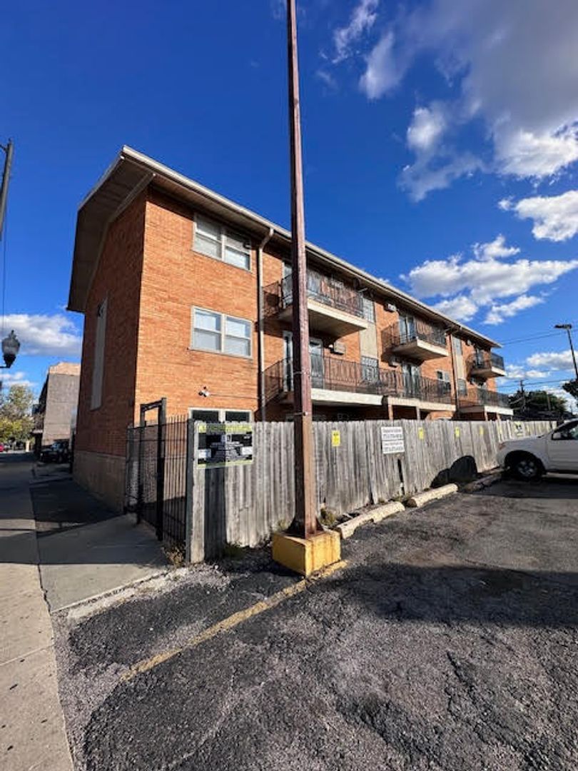 Chicago Apartment: 2747 W 59th St