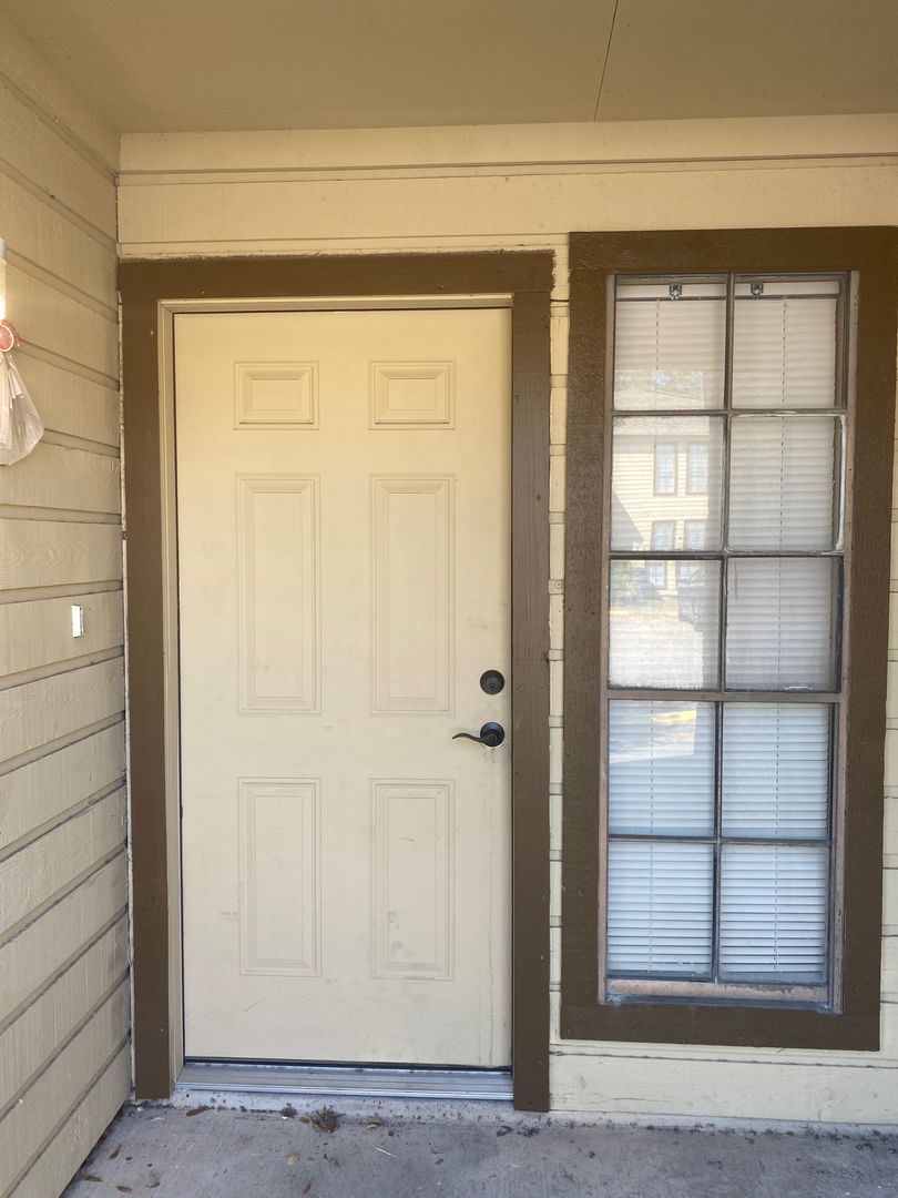 Spacious 2 Bed, 1.5 Bath Townhome – Prime Location off Airline & Holly