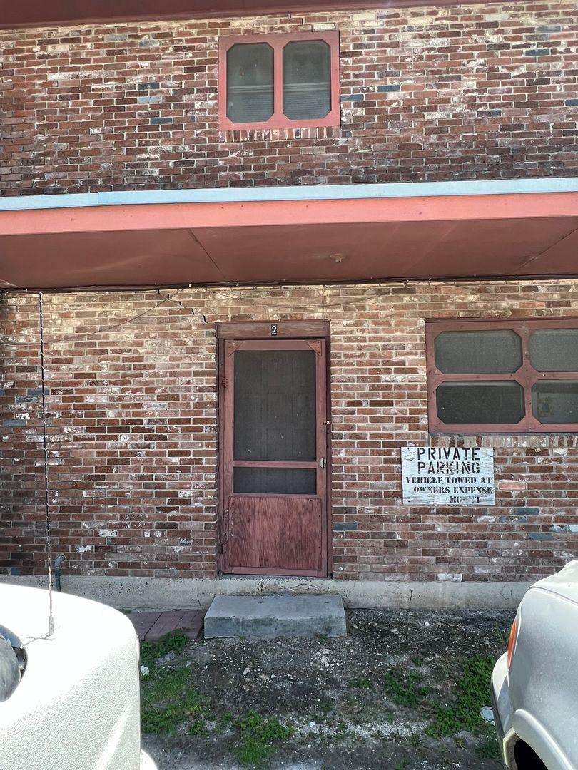 Robstown Apartment: 422 Ave A W