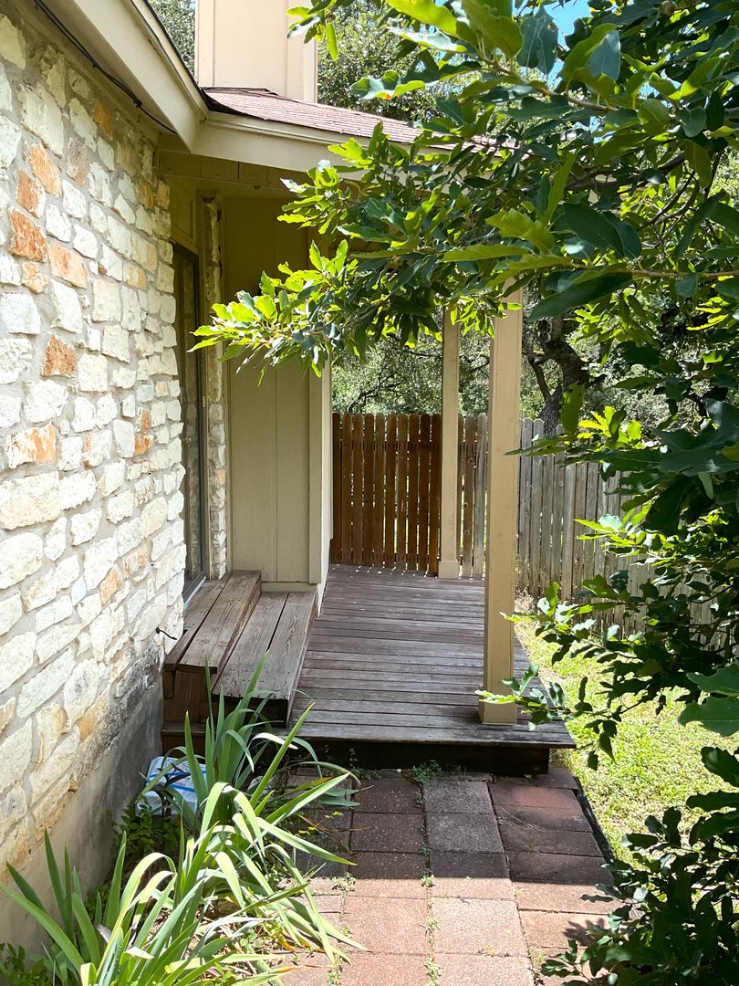 Austin Multiplex: 9903 B Hundred Oaks Circle