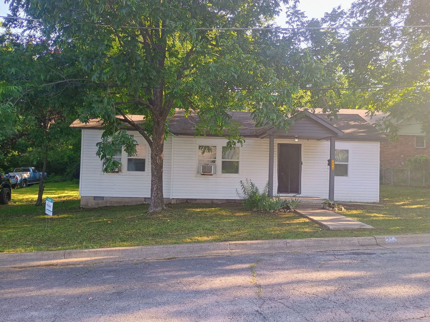 Hot Springs House: 204 Glover Street