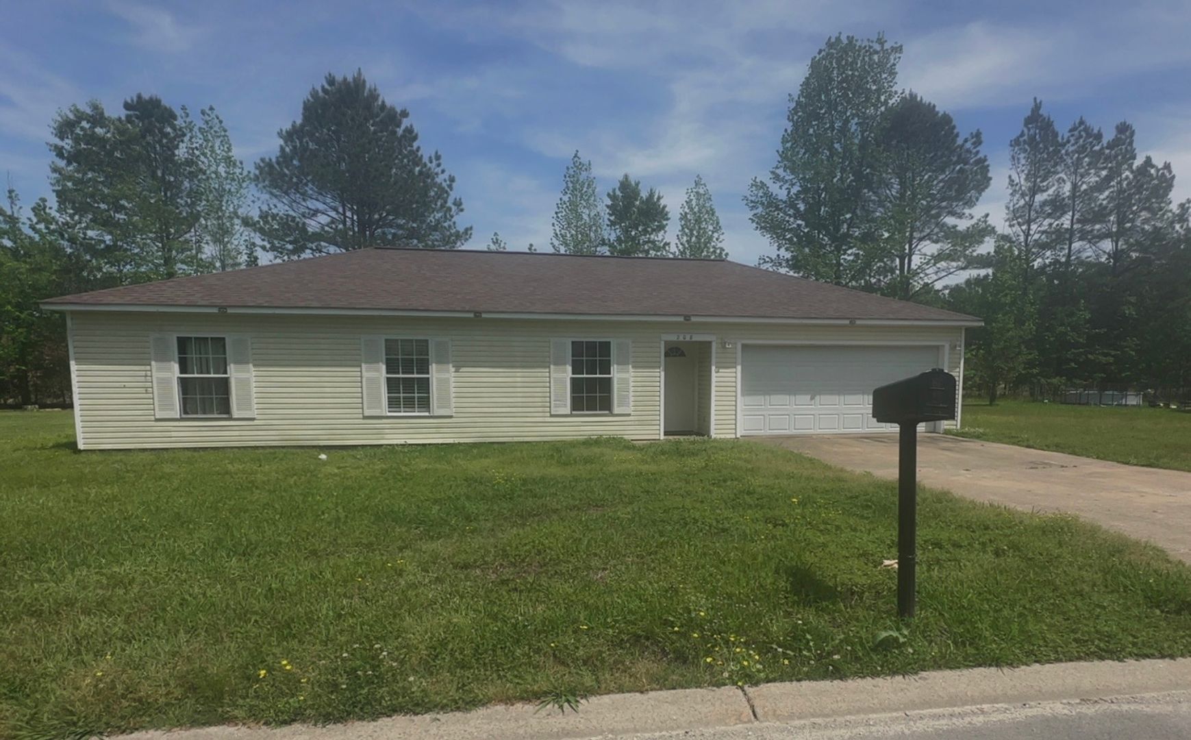Benton House: 208 Glenn Oak Drive