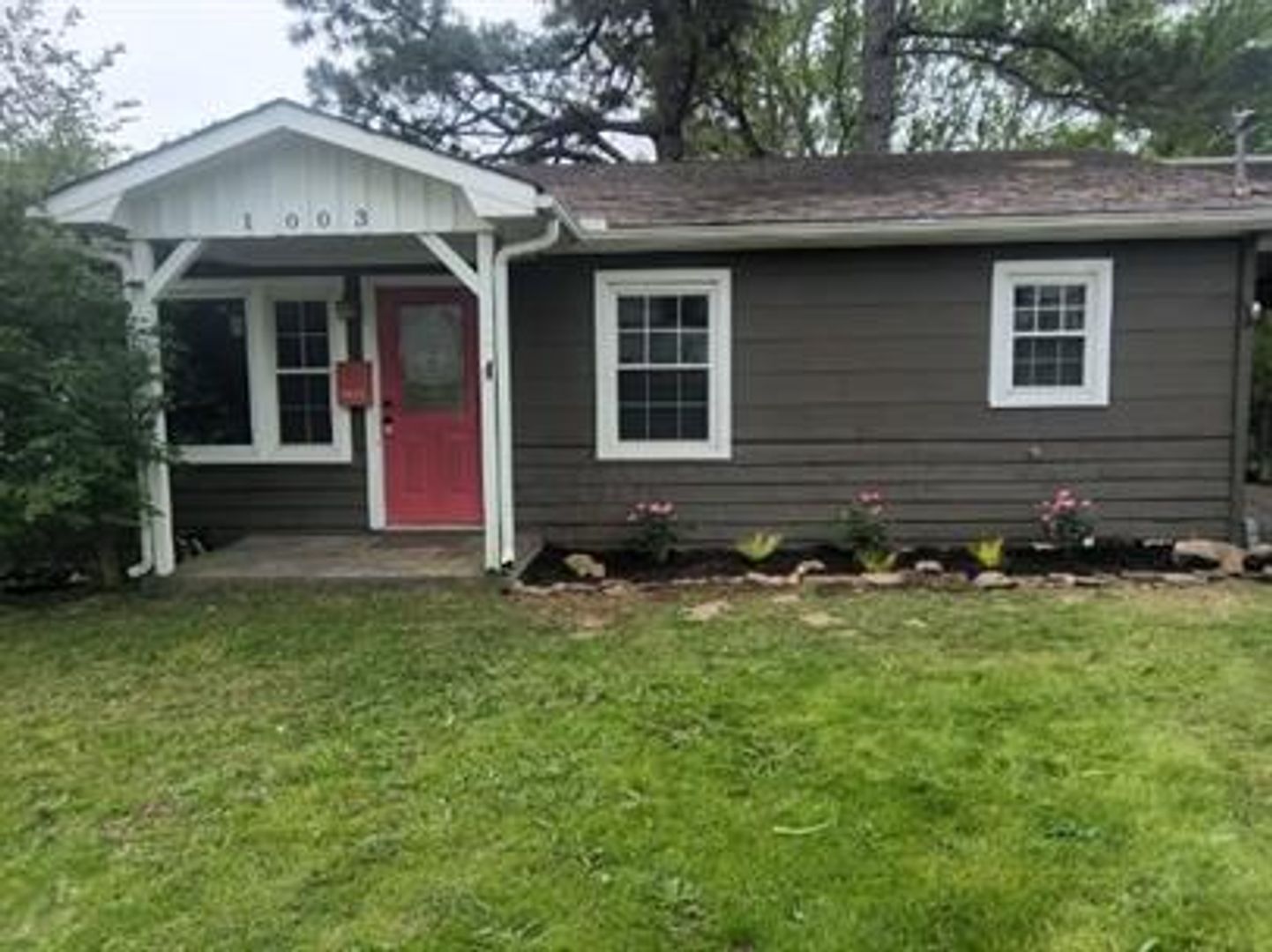 Hot Springs House: 1003 West Saint Louis Street