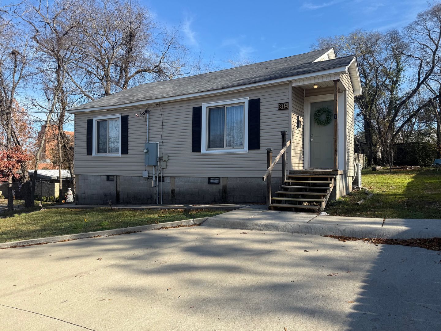 Benton House: 815 N Main ST