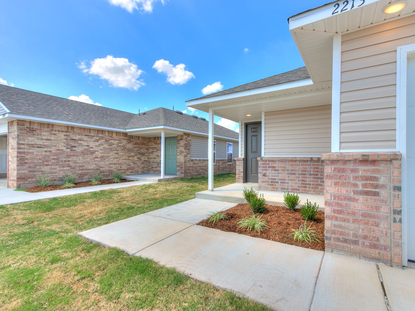 moore Apartment: 2213 se 90