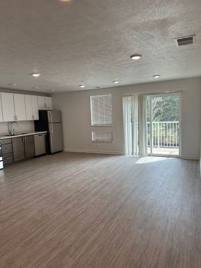 Spacious 1 bedroom 1 bath unit – photo 1