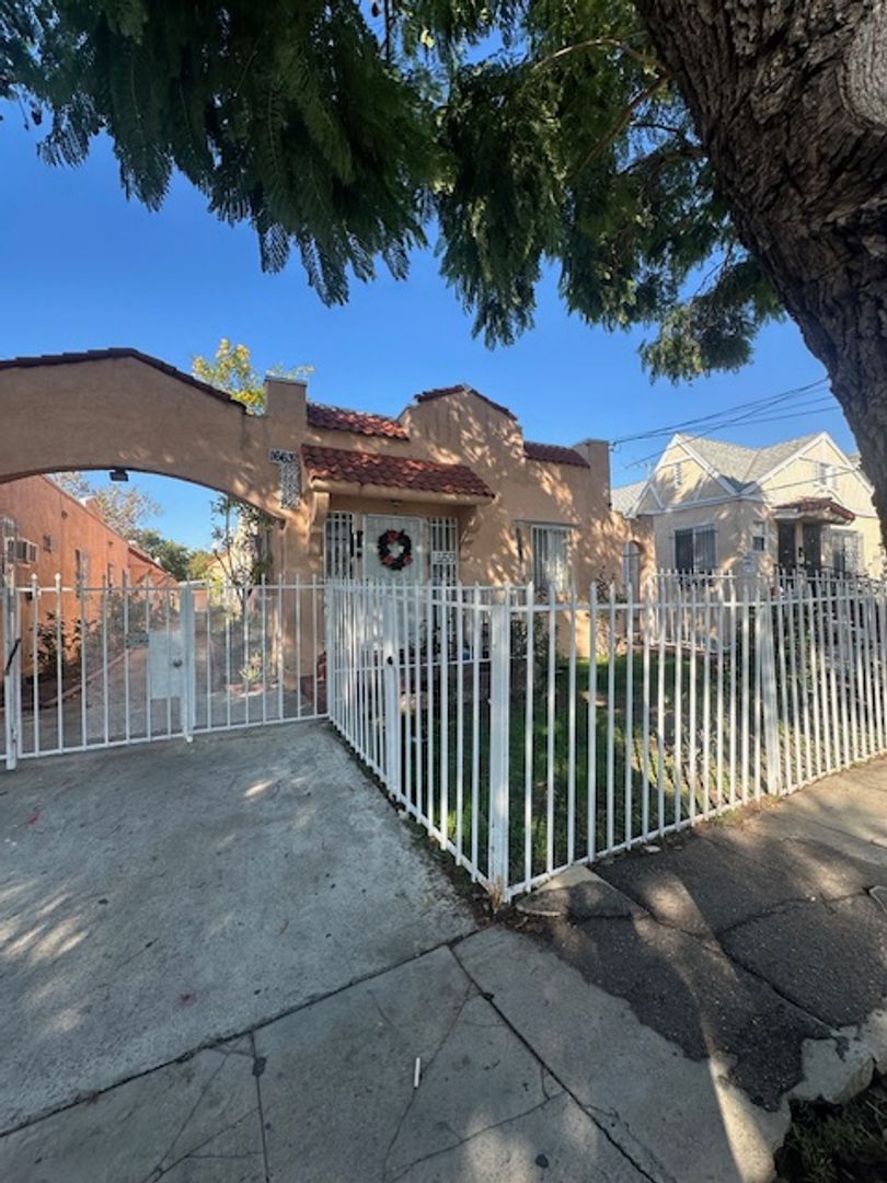 LOS ANGELES Apartment: 1659  CATALINA ST.