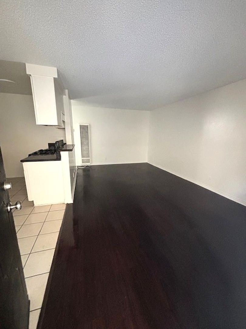 Hawthorne Apartment: 13921 YUKON AVE