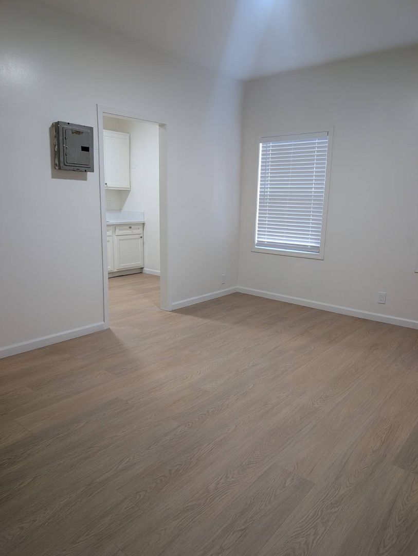 LOS ANGELES Apartment: 7501 S. CENTRAL AVE.