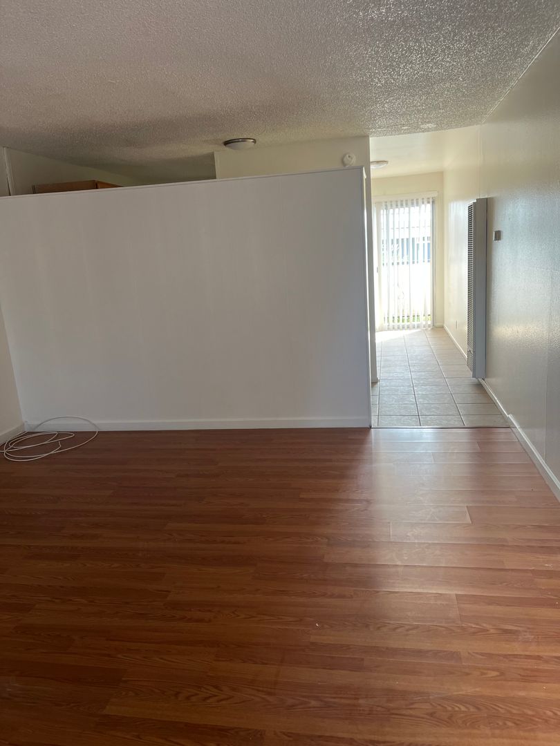 Hawthorne Apartment: 13921 YUKON AVE