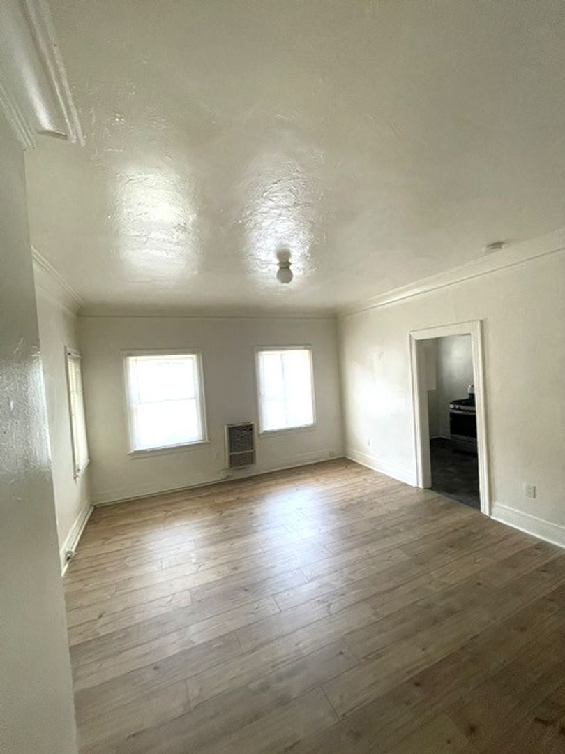 LOS ANGELES Apartment: 946 S BURLINGTON AVE