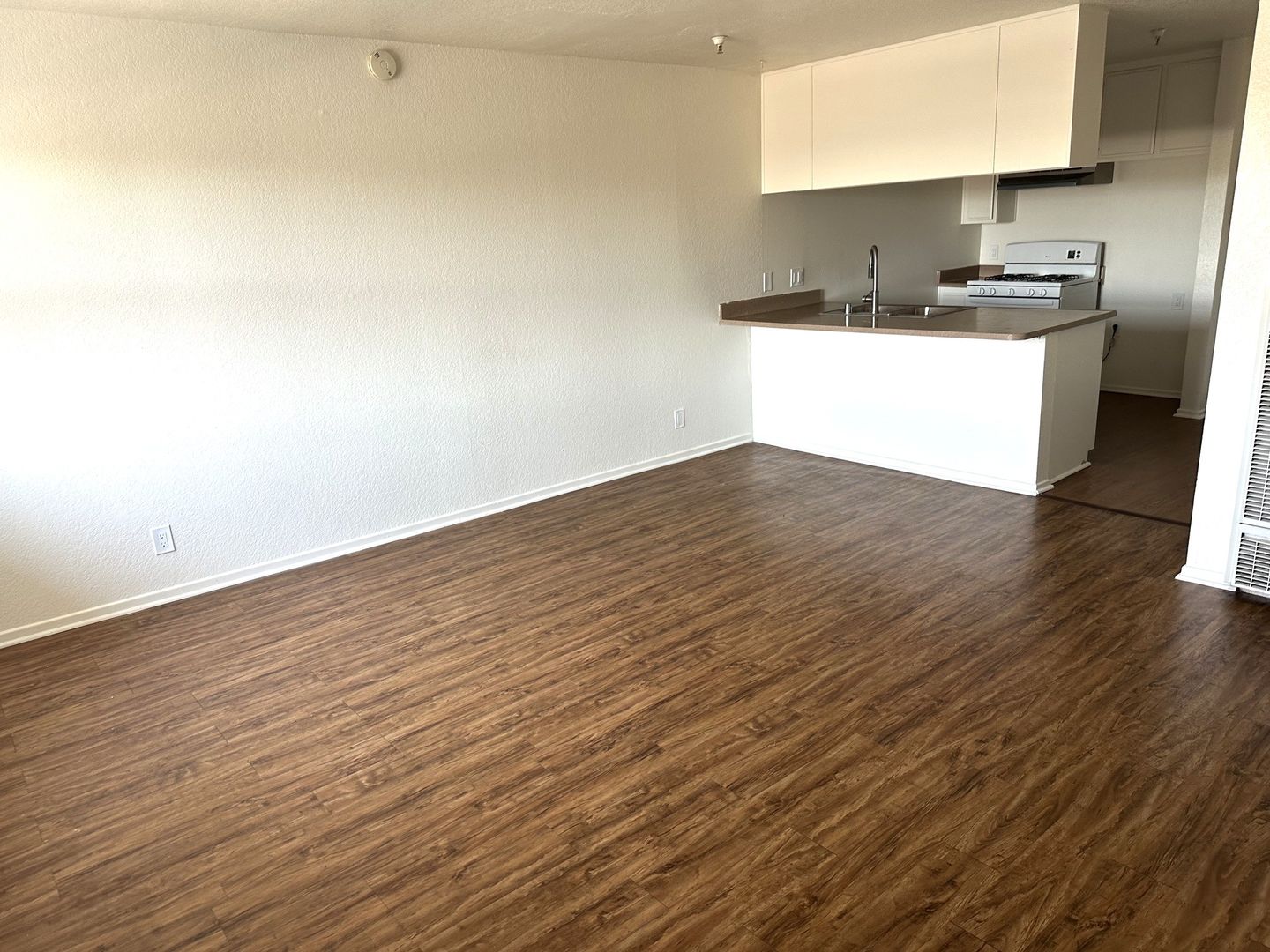HAWTHORNE Apartment: 13714 KORNBLUM AVE