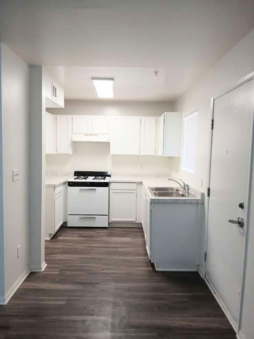 LOS ANGELES Apartment: 528 N. BENTON WAY