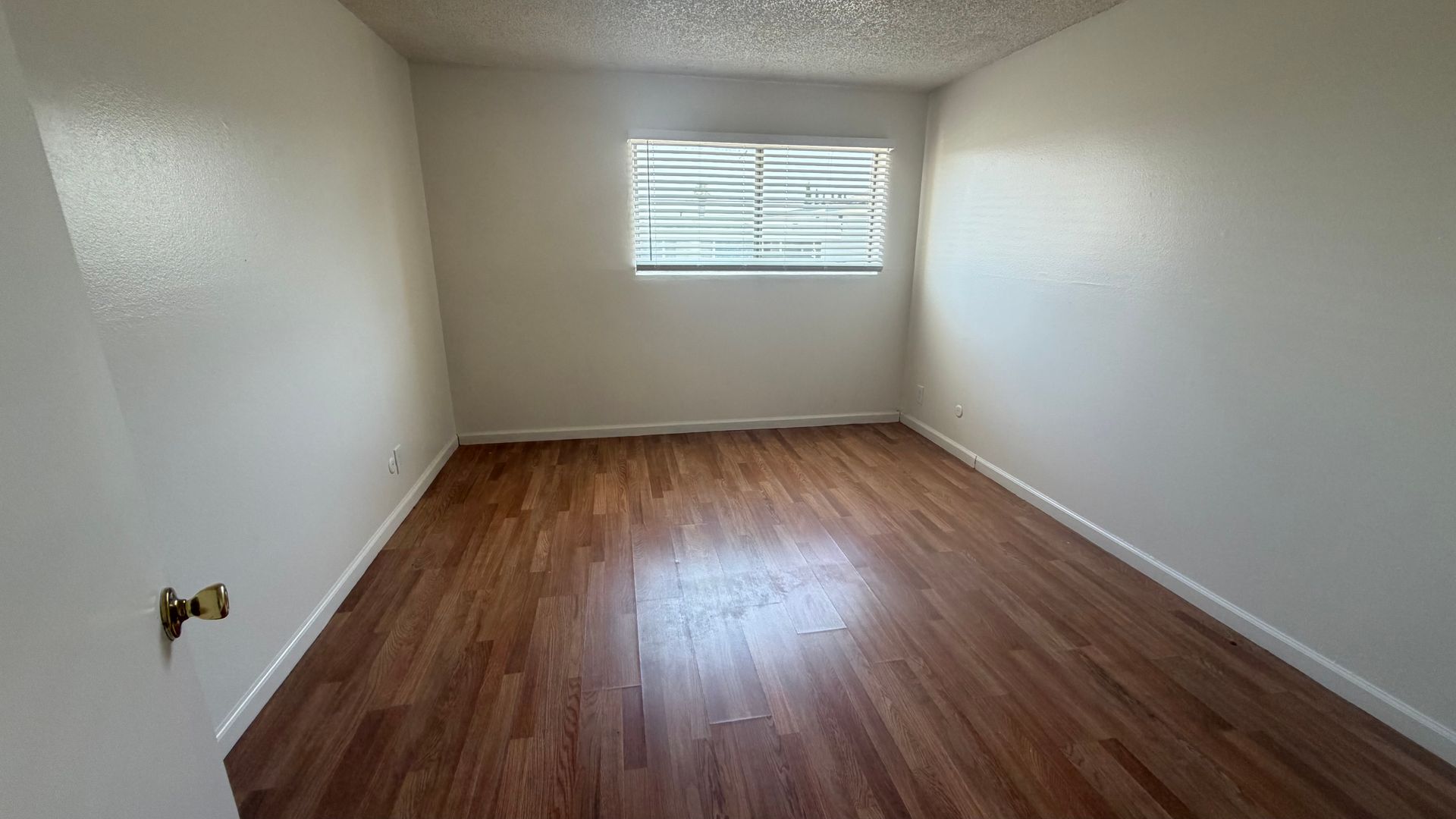 Hawthorne Apartment: 13921 YUKON AVE