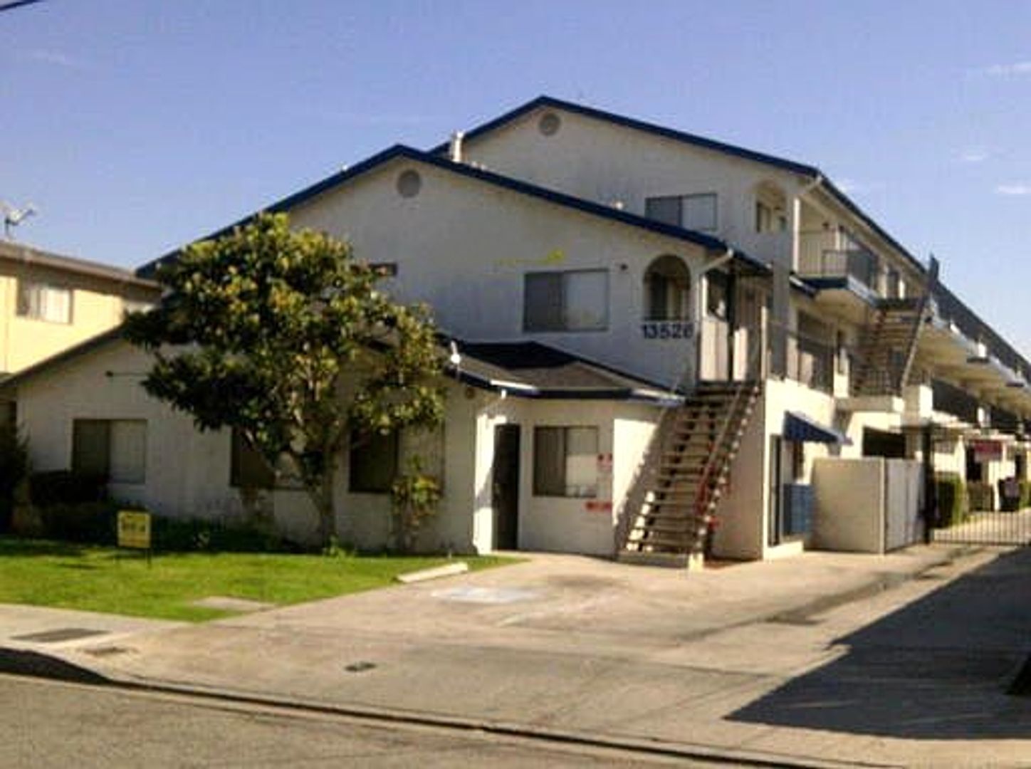 HAWTHORNE Apartment: 13528 LEMOLI AVE