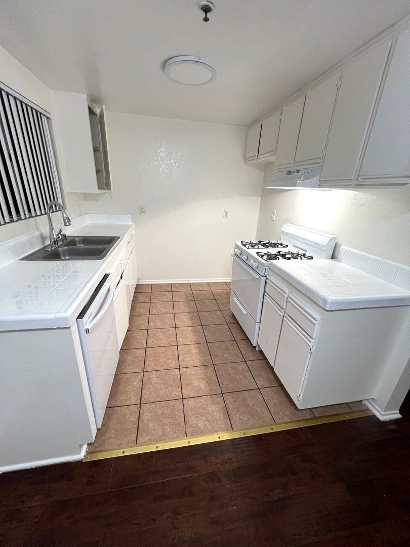 HAWTHORNE Apartment: 3637 W. 139TH ST