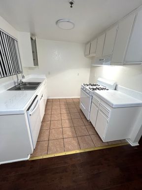 3637 W 139th -Hawthorne *2 bedroom apartment* Section 8 welcome – photo 1