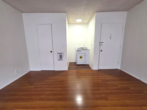Studio Apartment for Rent – 1332 Wellesley | 1 Bath | Prime West LA Location – photo 1