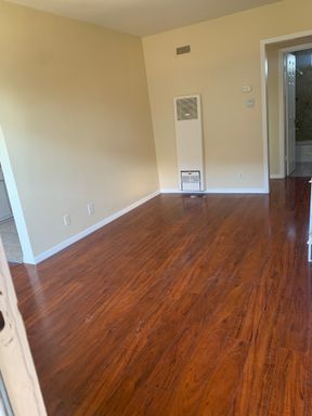 11421 New Hampshire *1 bedroom available* – photo 1