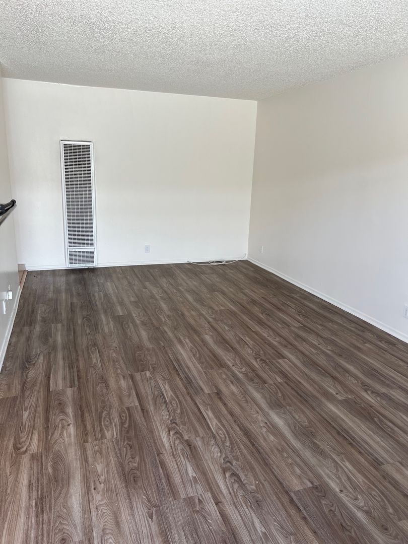 Hawthorne Apartment: 13921 YUKON AVE