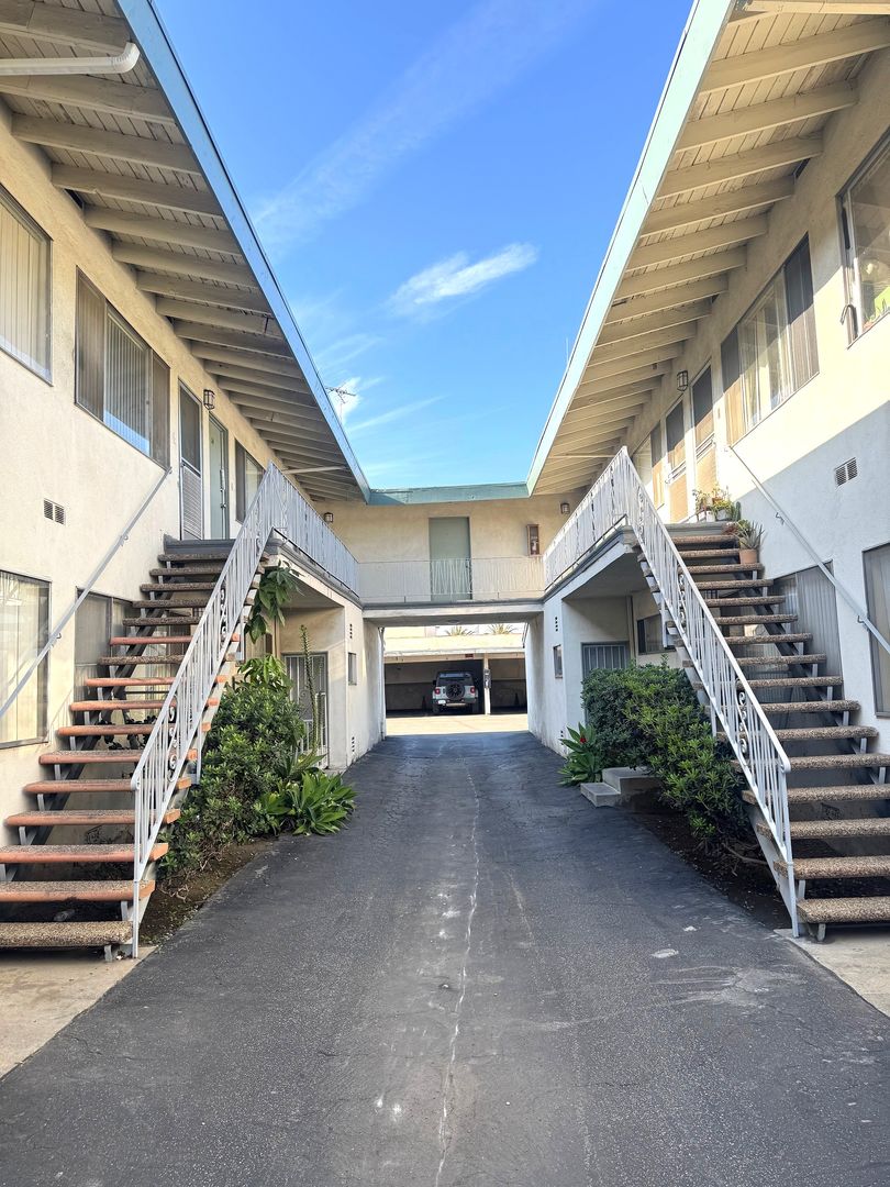 INGLEWOOD Apartment: 425 W. REGENT ST.