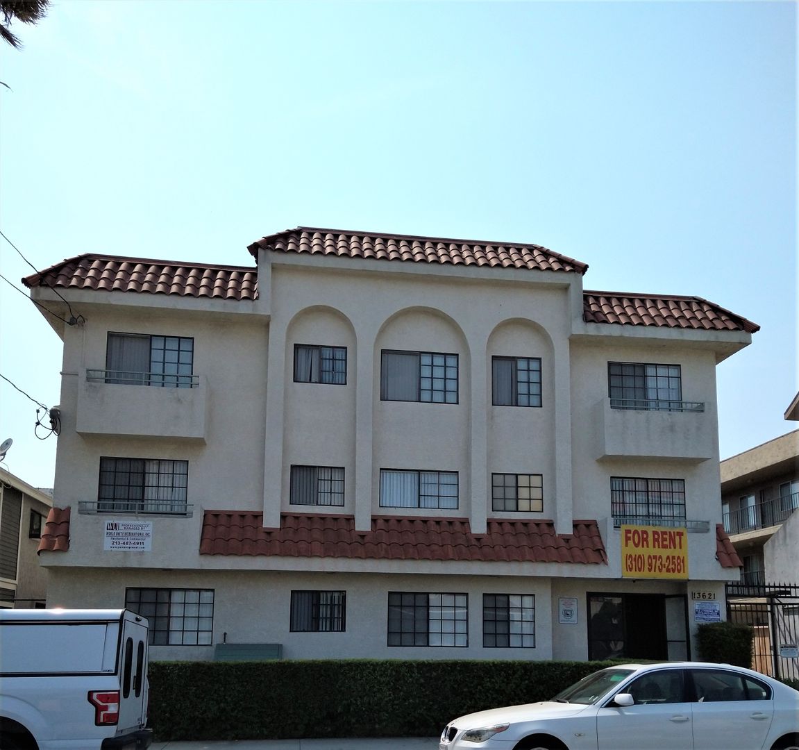HAWTHORNE Apartment: 13621 CERISE APT.