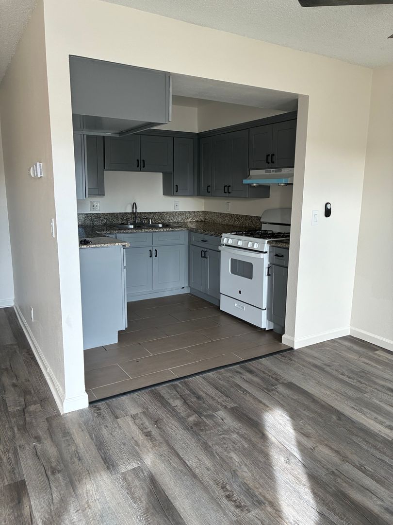 CANYON COUNTRY Apartment: 27077 HIDAWAY AVE