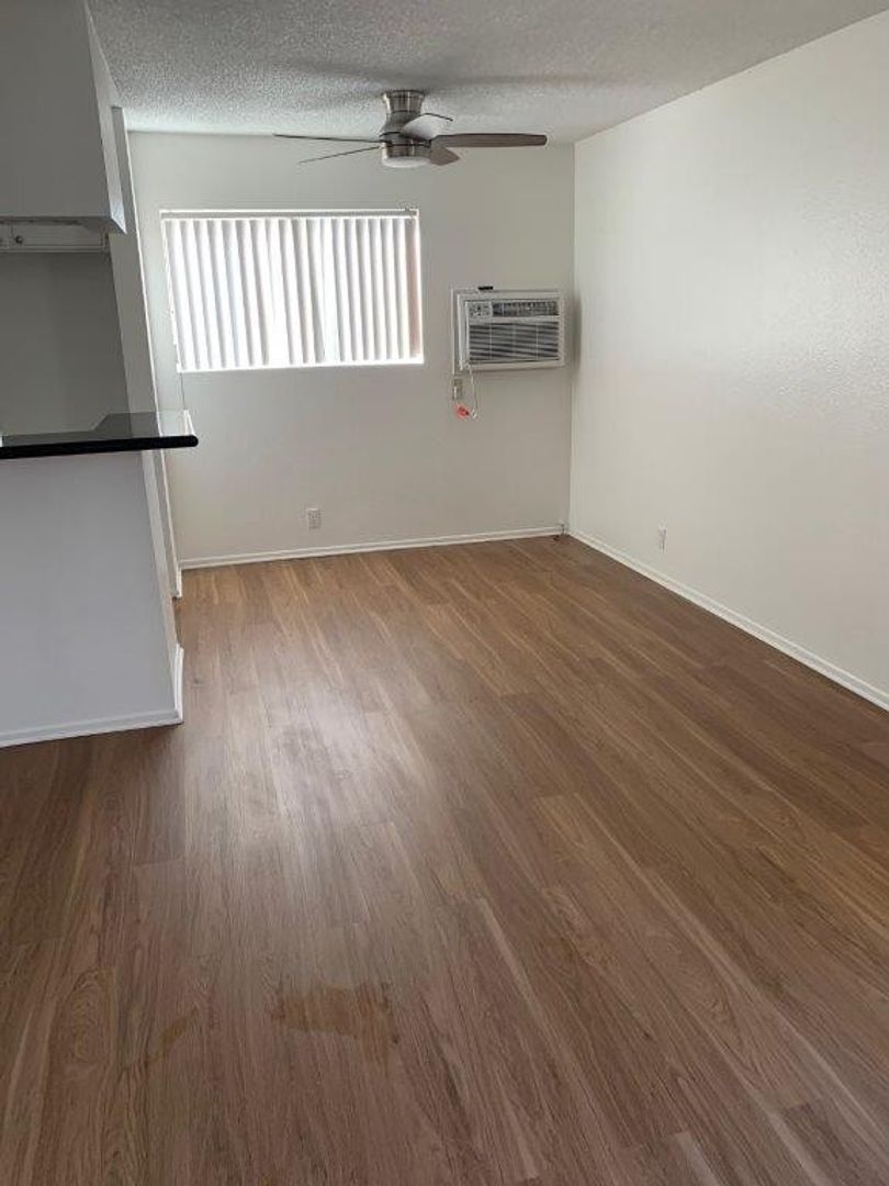 NORTH HOLLYWOOD Apartment: 11833 GILMORE ST.