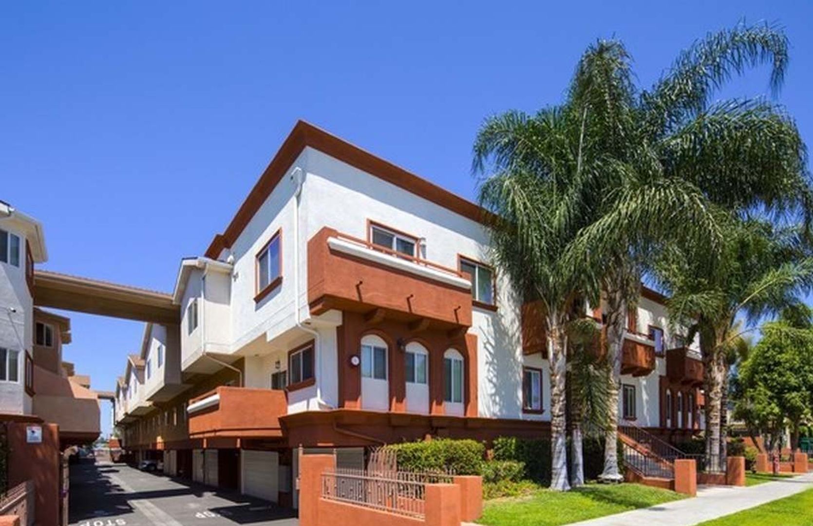 NORTH HILLS Apartment: 9001-9009 BURNET AVE