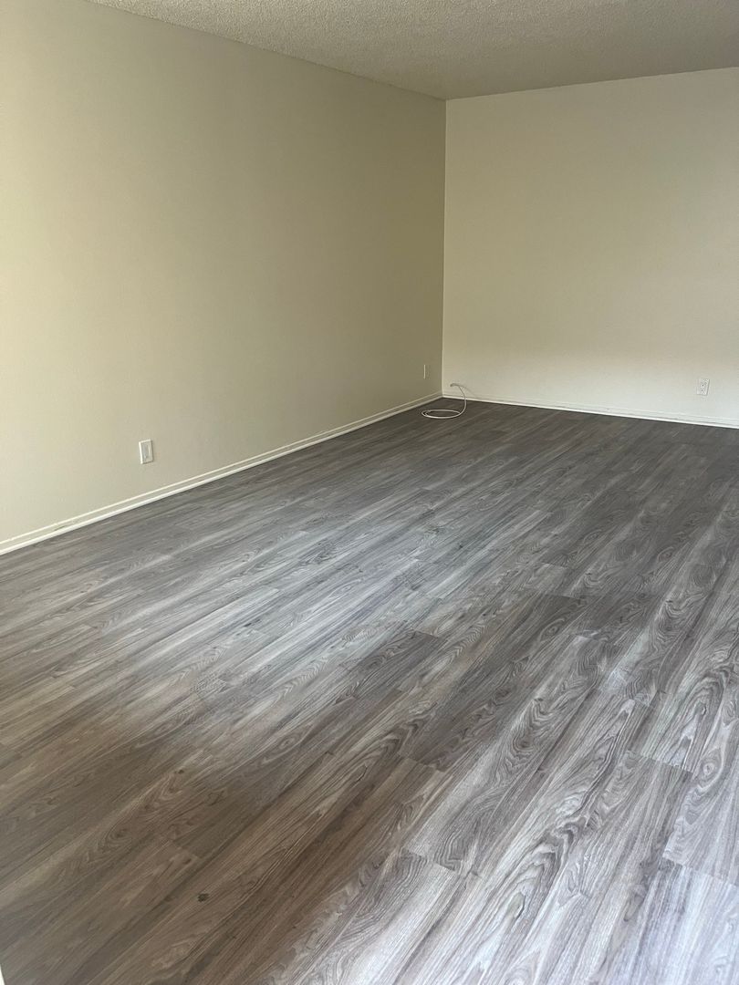 Hawthorne Apartment: 13921 YUKON AVE