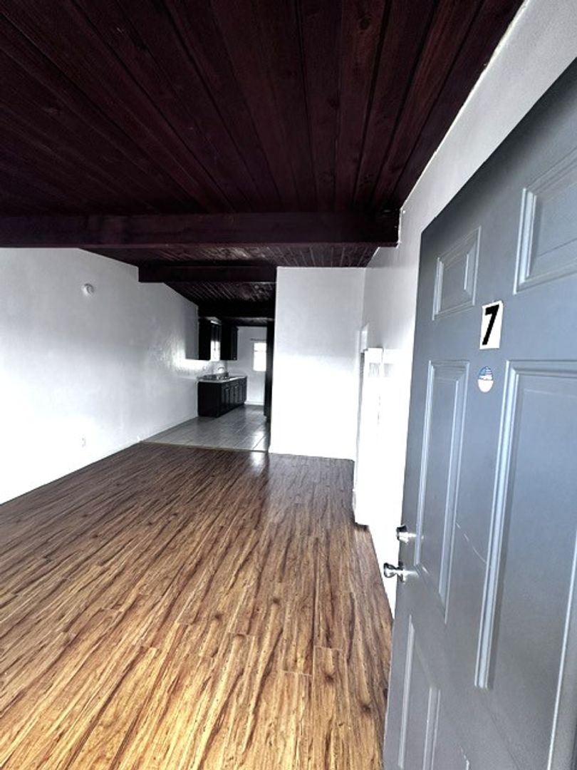 LENNOX Apartment: 10208 FELTON AVE.