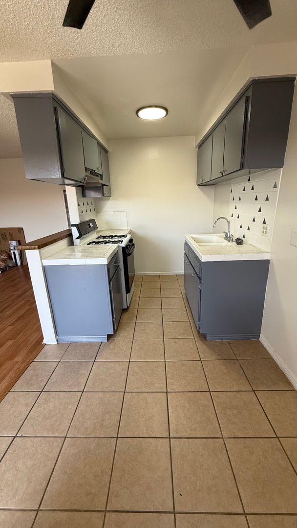 Hawthorne Apartment: 13921 YUKON AVE