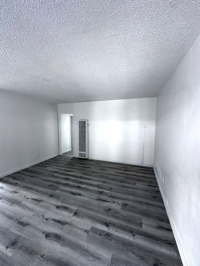 LENNOX Apartment: 10212 FELTON AVE.