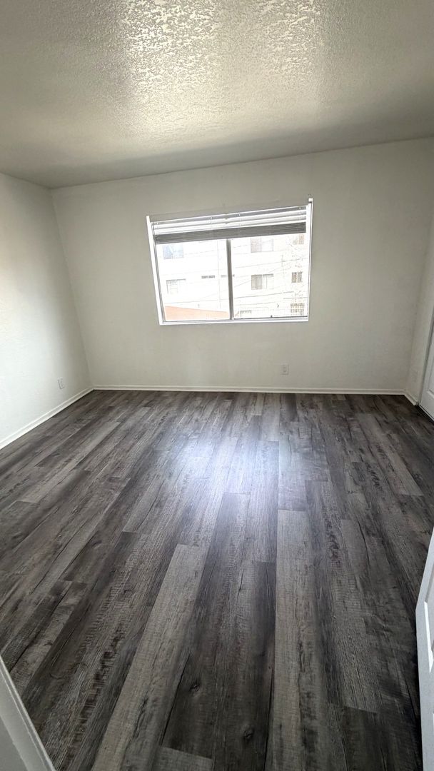 HAWTHORNE Apartment: 13714 KORNBLUM AVE