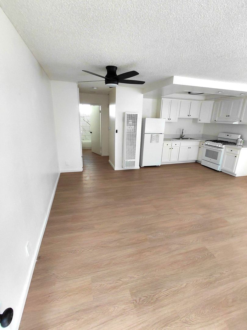 LOS ANGELES Apartment: 918 N. ARDMORE AVE.