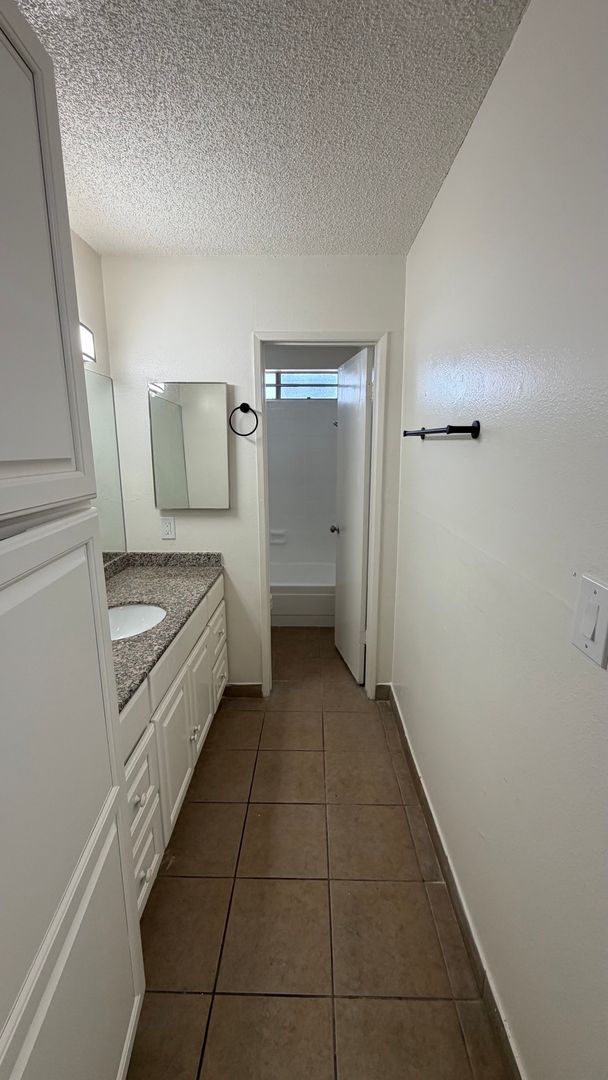 Hawthorne Apartment: 13921 YUKON AVE