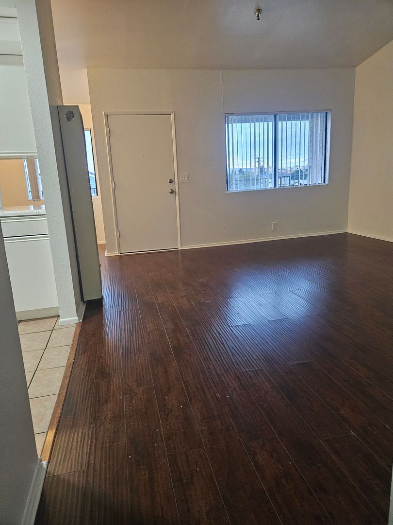 HAWTHORNE Apartment: 13528 LEMOLI AVE