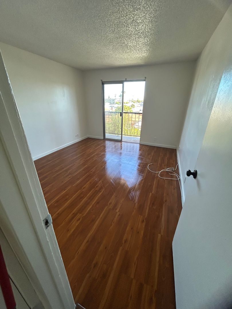 Hawthorne Apartment: 13921 YUKON AVE