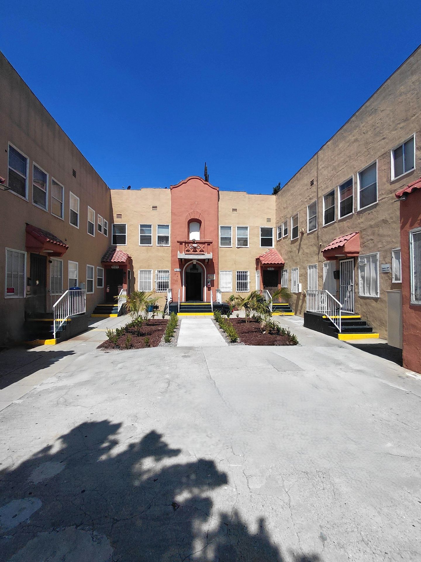 LOS ANGELES Apartment: 7501 S. CENTRAL AVE.