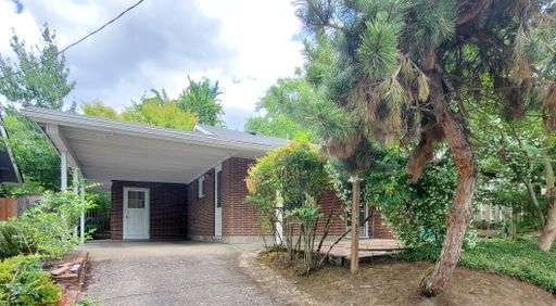 2 Bedroom House With Incredible Backyard Garden! – photo 1